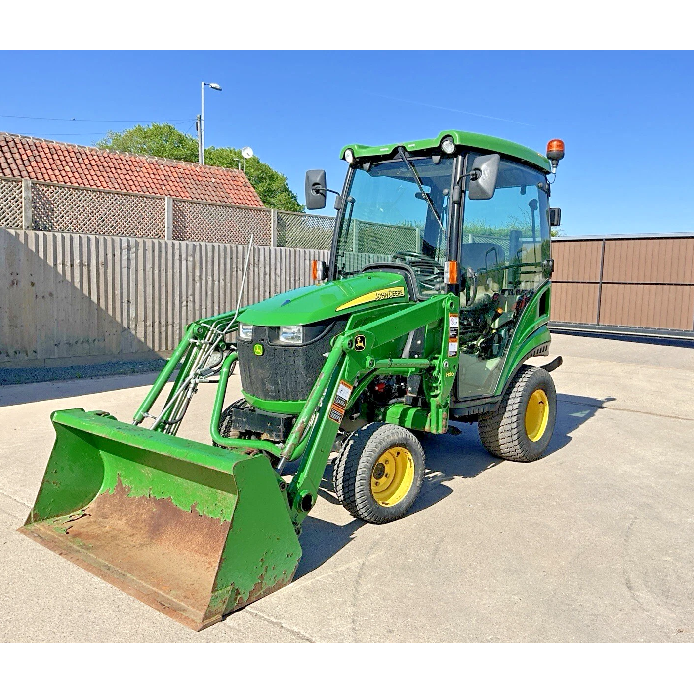 2016 JOHN DEERE 1026R COMPACT TRACTOR WITH LOADER / BUCKET & CAB